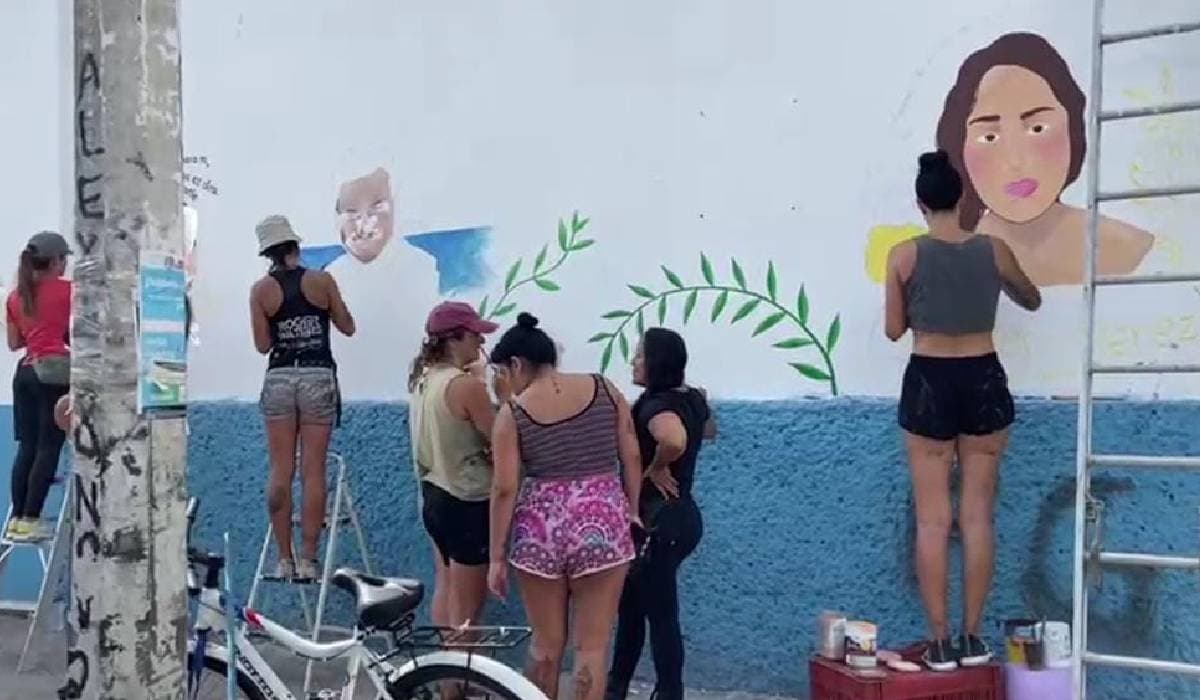 Video: Madres Buscadoras cierran avenida de Cancún; pintan mural con rostros de sus desaparecidos