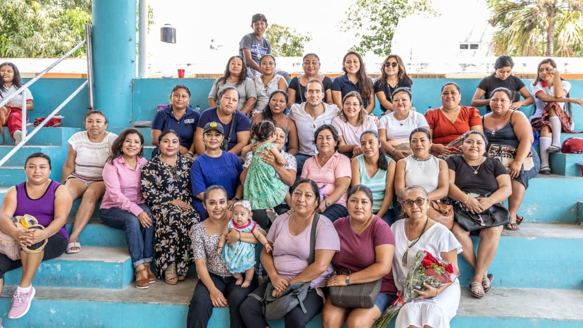 Asiste Diego Castañón a festejo del día de las madres en escuela Telesecundaria