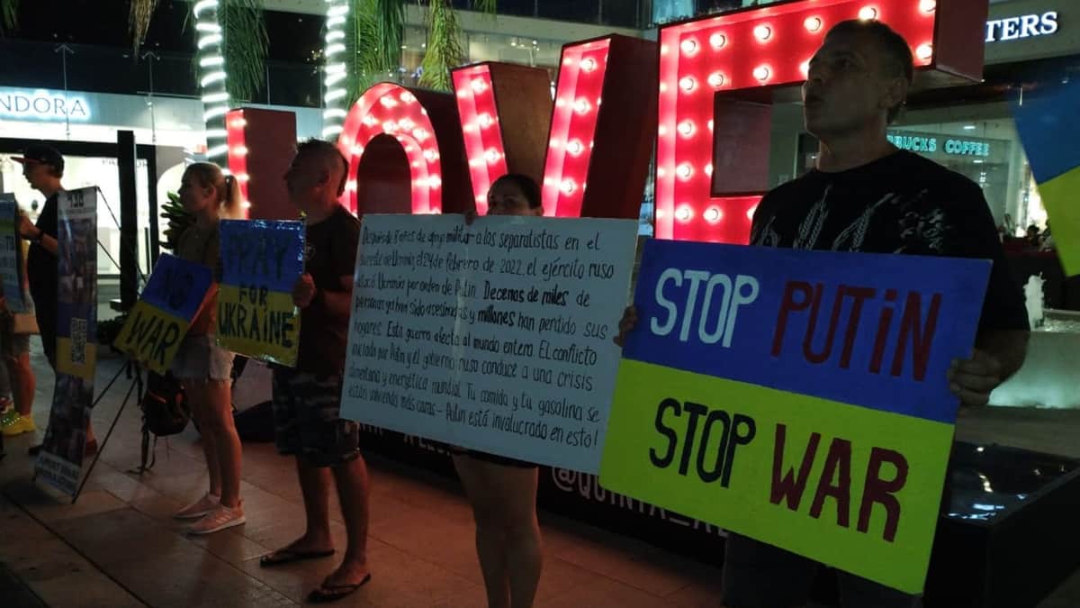 Ucranianos piden el fin de la guerra desde la Quinta Avenida de Playa del Carmen