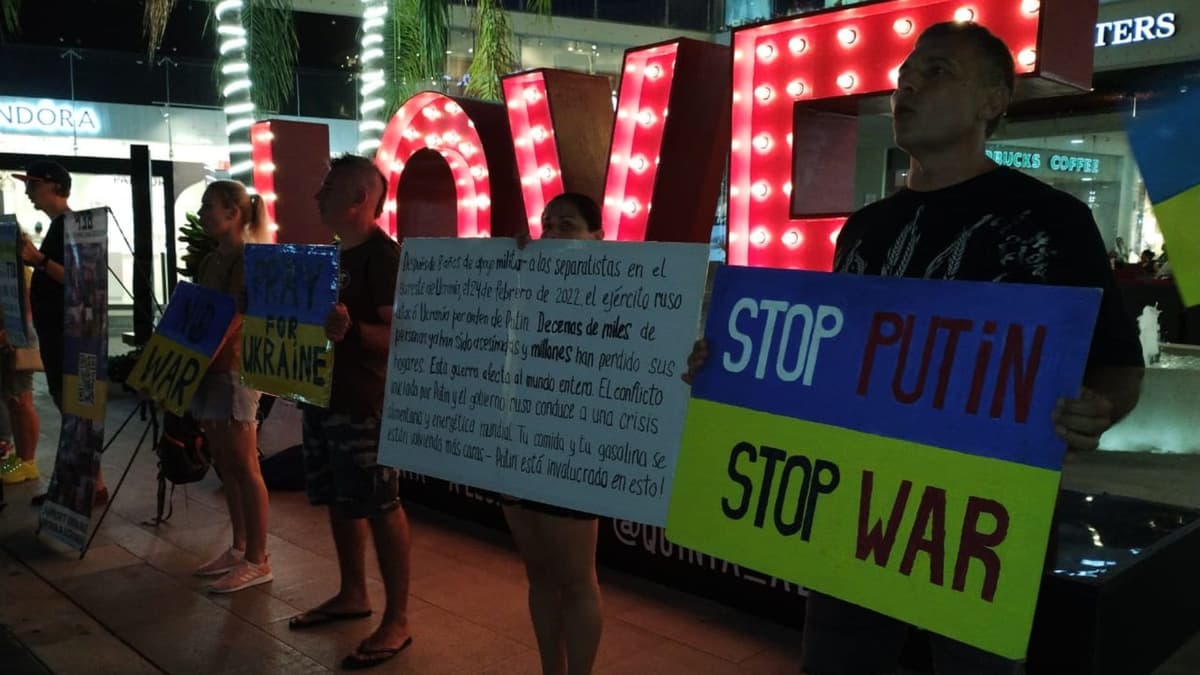 Ucranianos piden el fin de la guerra desde la Quinta Avenida de Playa del Carmen