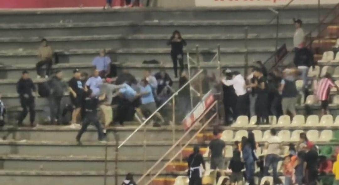 Video: Violencia en el futbol mexicano; se agarran a golpes aficionados de Liga Premier