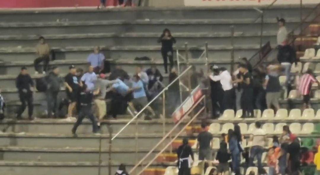 Video: Violencia en el futbol mexicano; se agarran a golpes aficionados de Liga Premier