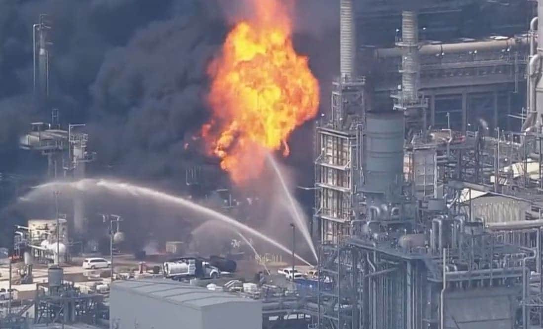 Video: Incendio masivo tras explosión en refinería de Pemex en Deer Park, Texas