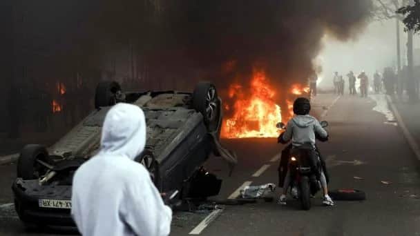 VIDEO: Francia arde; suspenden el transporte público y abundan los saqueos y disturbios