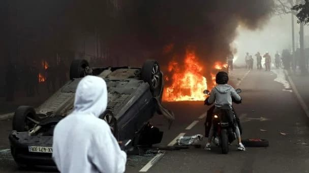VIDEO: Francia arde; suspenden el transporte público y abundan los saqueos y disturbios