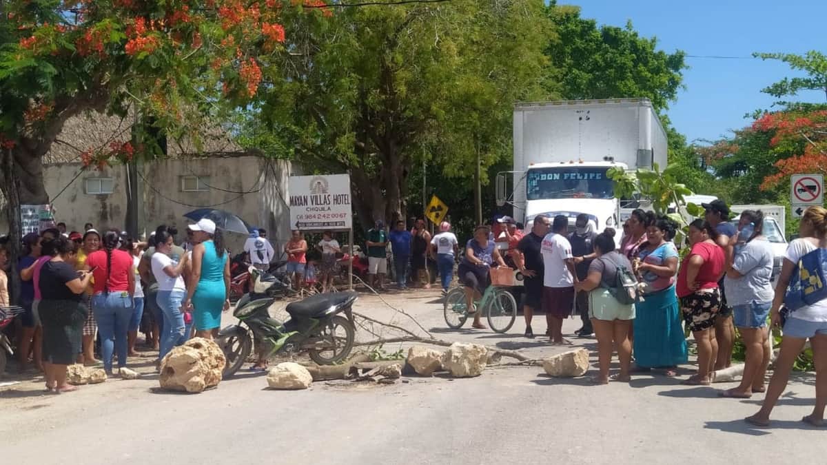 Bloquean acceso a puerto de Chiquilá, en protesta por los constantes apagones