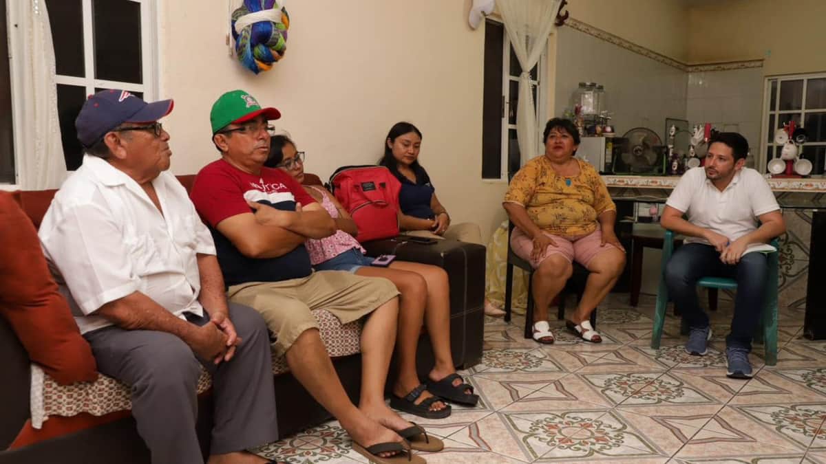 Atiende Renán Sánchez a vecinos de la colonia CTM en Cozumel