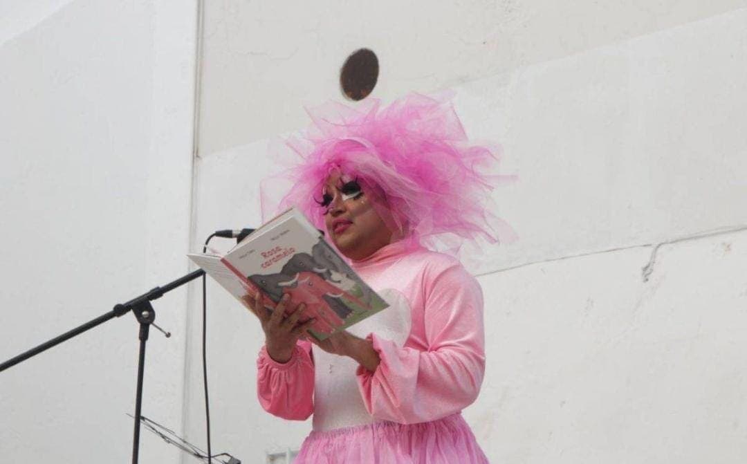 Menores aprenden de inclusión con shows de cuentacuentos drag