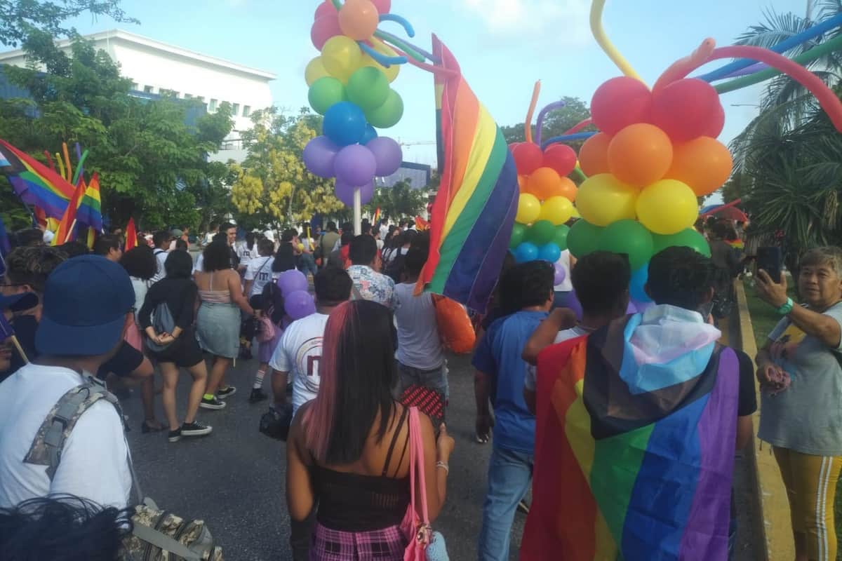 Cancún se pinta de colores con marcha LGBT