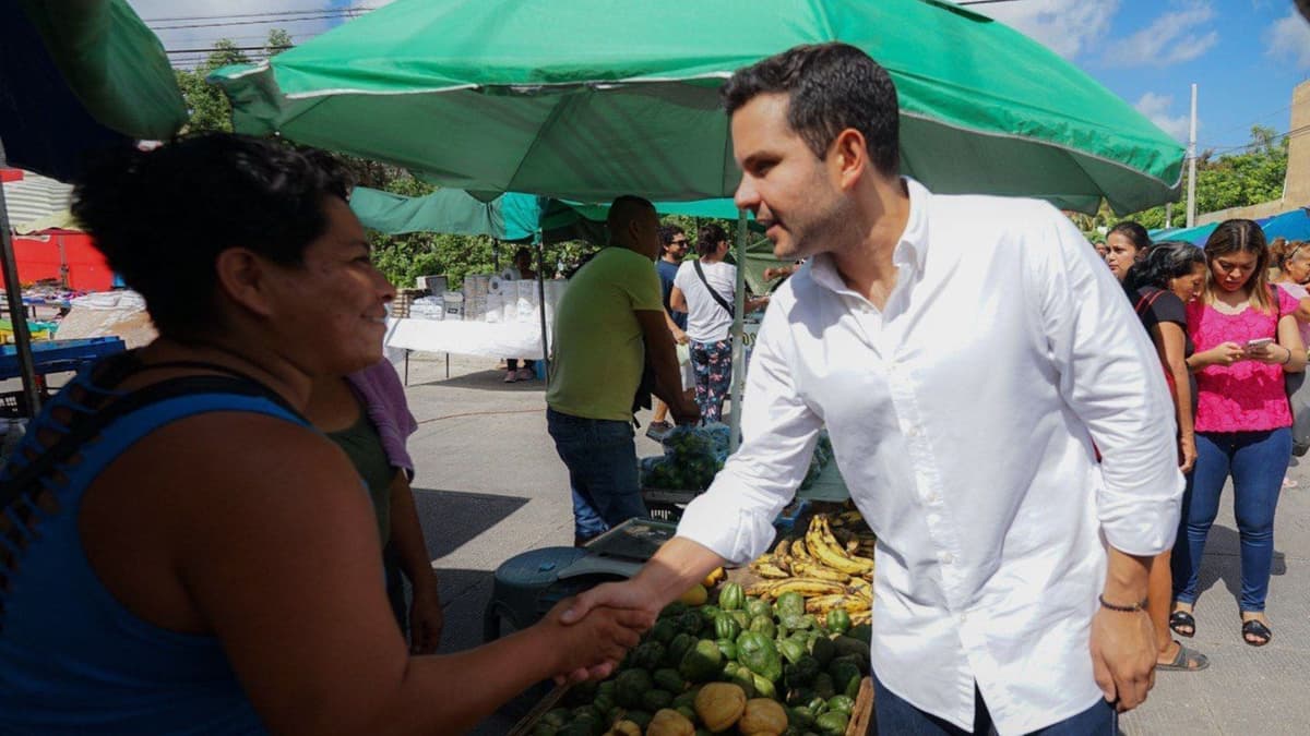 Cercano, trabaja Pablo Bustamante con la familia tianguista de Cancún