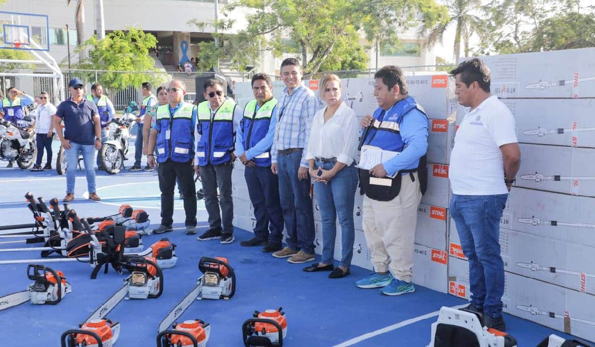 Lili Campos entrega equipo por mejores servicios públicos