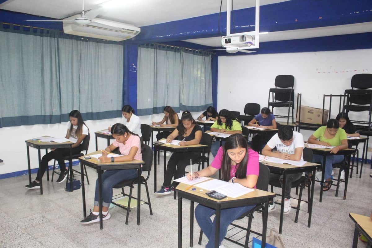 Amplia participación de jóvenes para ingresar a Escuelas Normales