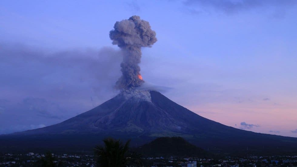 VIDEO: Evacuan a 10 mil personas ante posible erupción de volcán en Filipinas