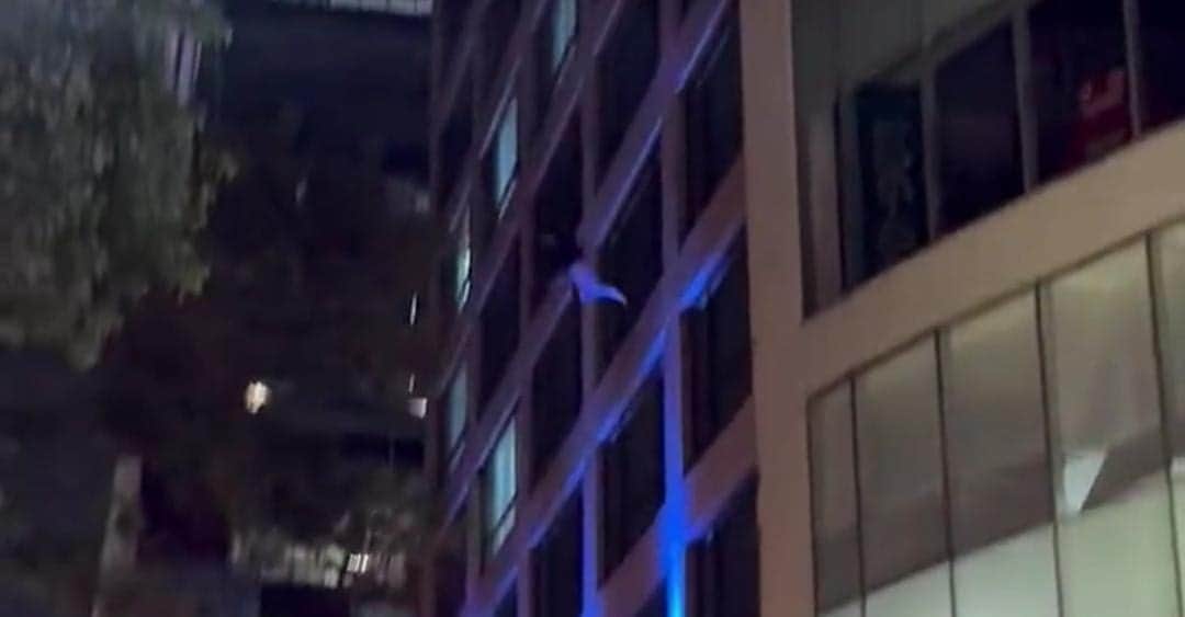 Video: Mujer fallece tras arrojarse del octavo piso de un hotel Holiday Inn en la Cdmx