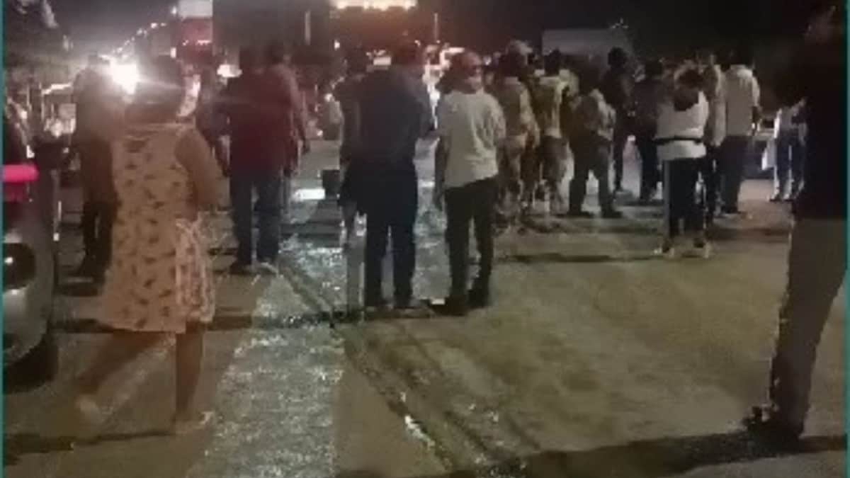 Fugaz bloqueo de ciudadanos a la carretera en la entrada de Playa del Carmen