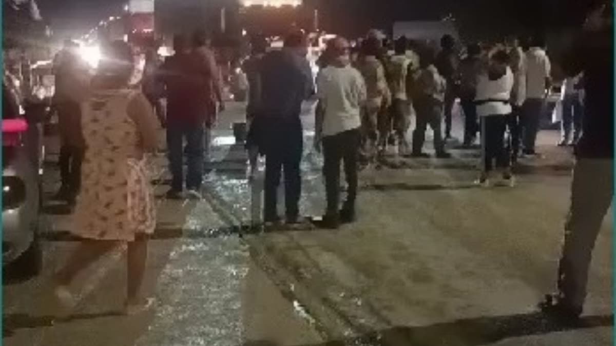 Fugaz bloqueo de ciudadanos a la carretera en la entrada de Playa del Carmen