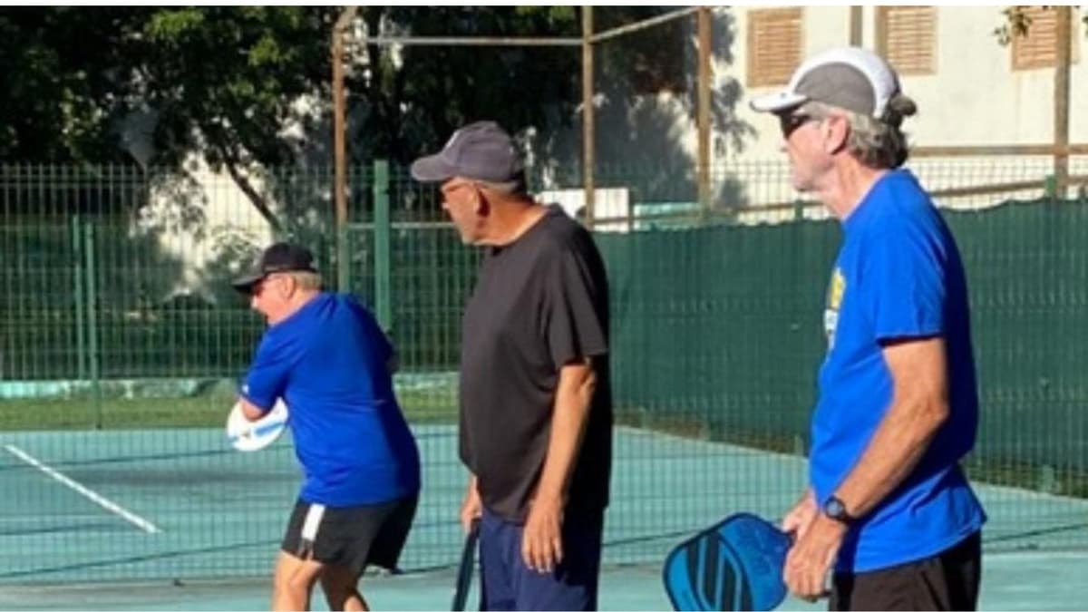 Denuncian que extranjeros lucran con cancha pública de tenis que les fue facilitada por autoridades de Cozumel