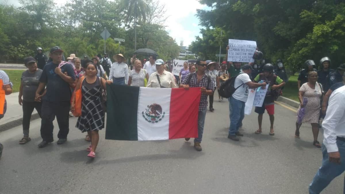 Habitantes de colonias irregulares de Cancún bloquean la Zona Hotelera; exigen servicios