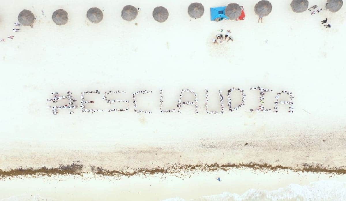 A un año de la próxima elección presidencial, quintanarroenses manifiestan su respaldo a Claudia Sheinbaum desde una playa de Cancún