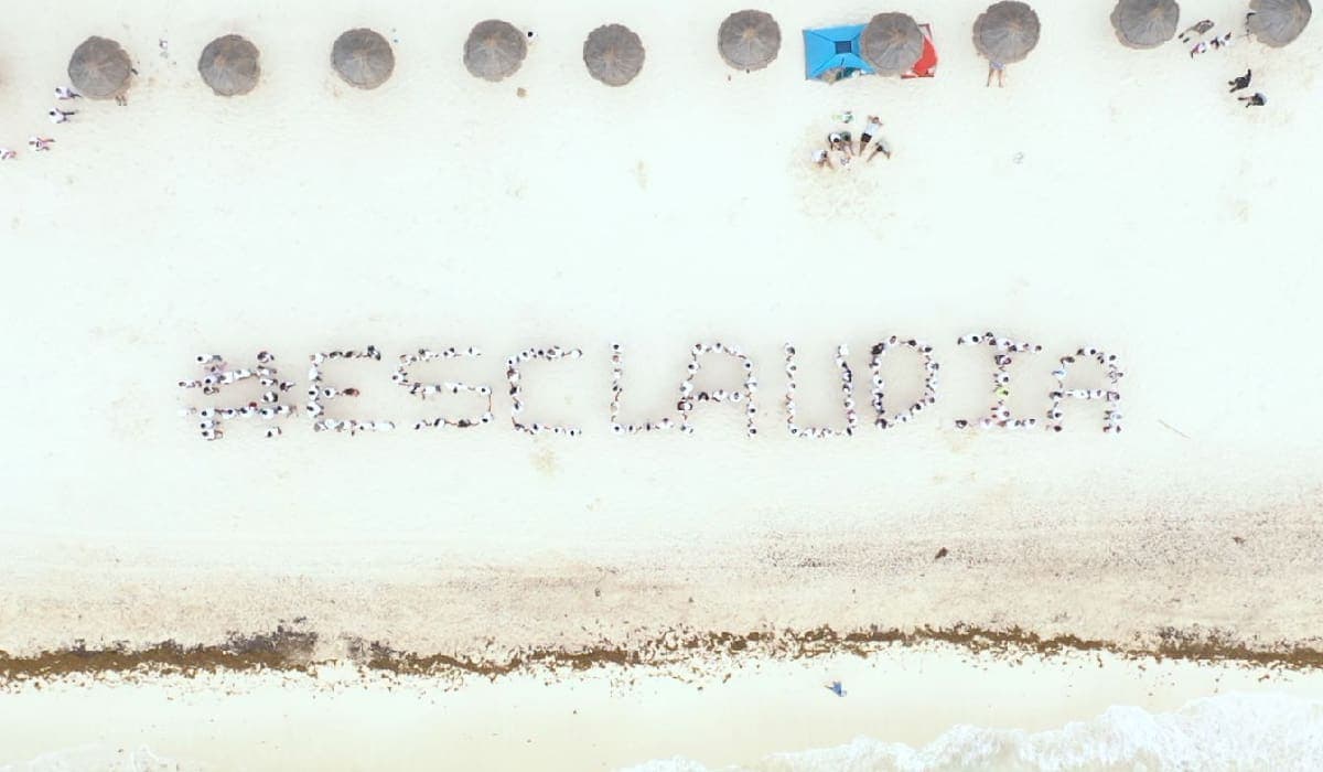 A un año de la próxima elección presidencial, quintanarroenses manifiestan su respaldo a Claudia Sheinbaum desde una playa de Cancún