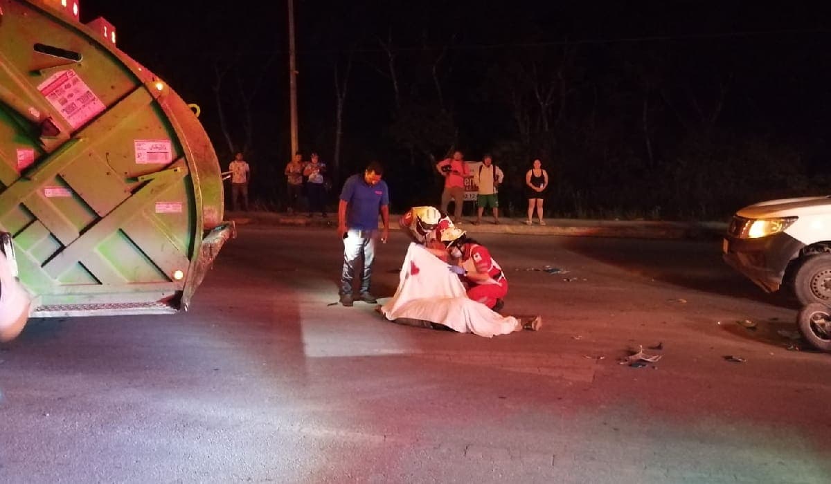 Motociclista muere tras impactarse contra camión de basura, en Cancún
