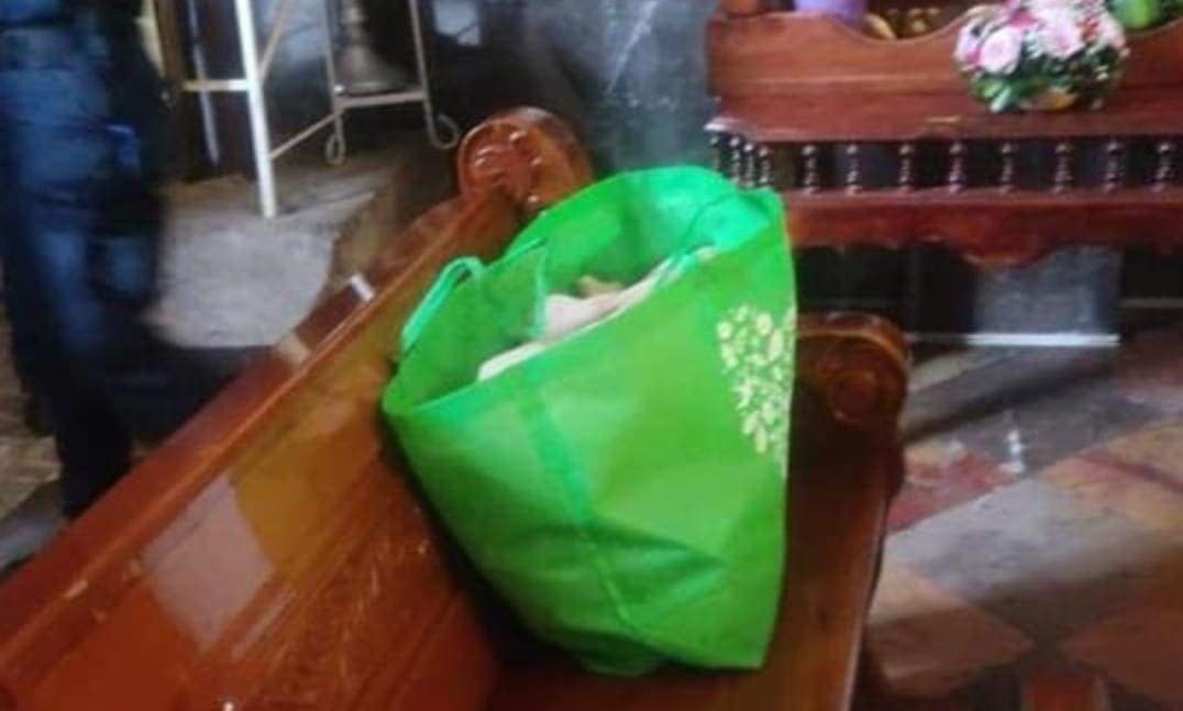 Abandonan a bebé dentro de una bolsa de supermercado en iglesia de Tlaxcala