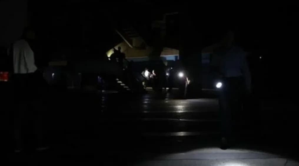 Mujer corta la luz de su pueblo para verse a escondidas con su novio