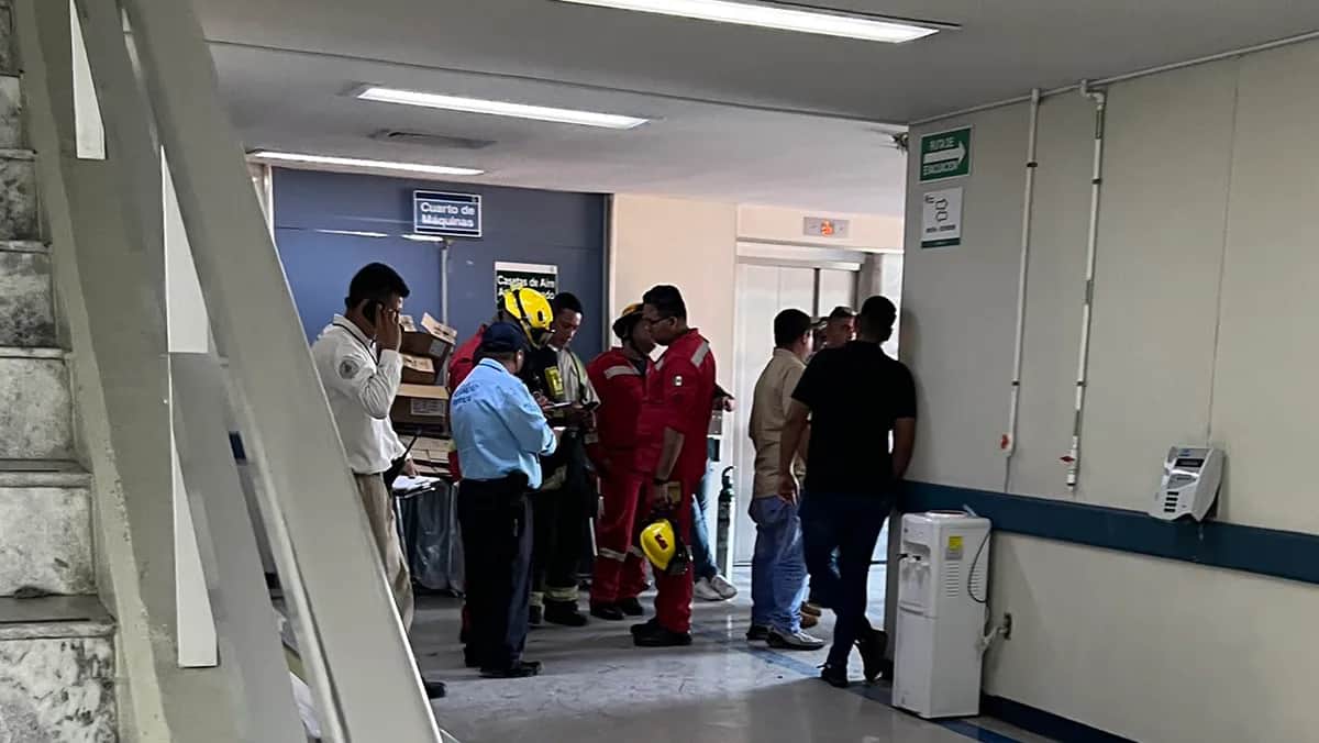 Video: Elevador cae en IMSS de Guadalajara; 8 personas quedaron atrapadas