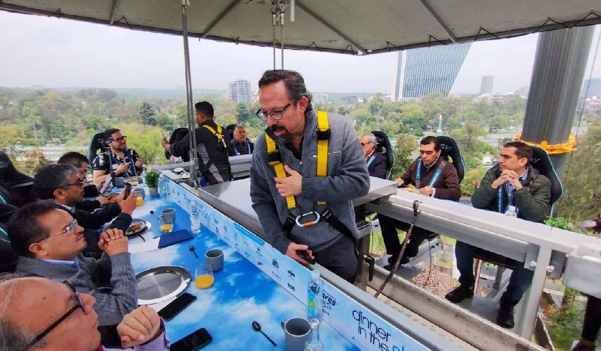 Desayuna, come o cena suspendido a 45 metros en CDMX