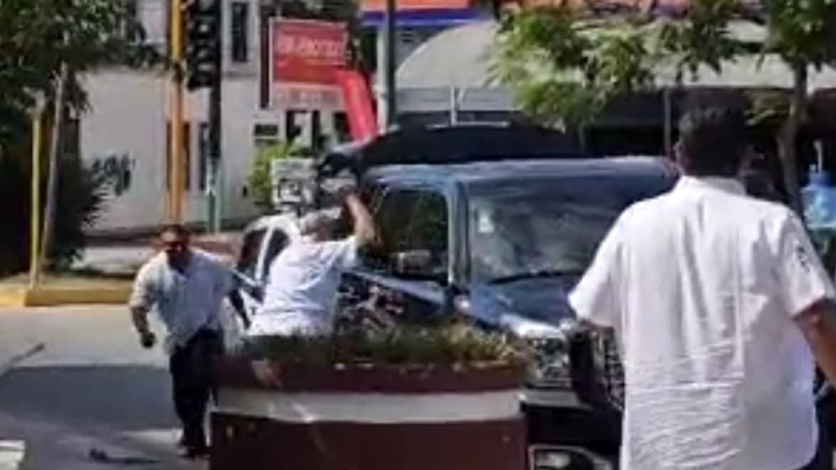 Taxistas agarran a pedradas a una Suburban con turistas a bordo en la Yaxchilán de Cancún