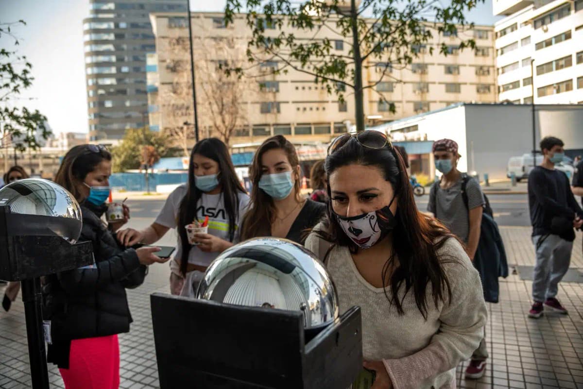 Worldcoin: La App que regala criptomonedas a cambio de escanear su ojo