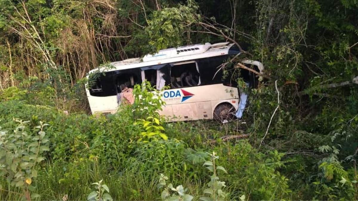 Autobús se sale de la carretera en Bacalar; hay un menor fallecido y 21 lesionados