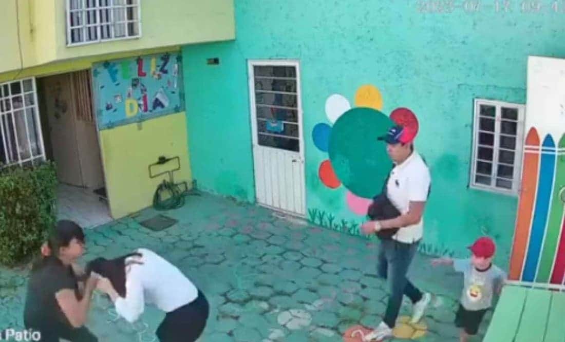Lloran y se abrazan padres que golpearon a maestra de kínder tras escuchar prisión preventiva en su contra