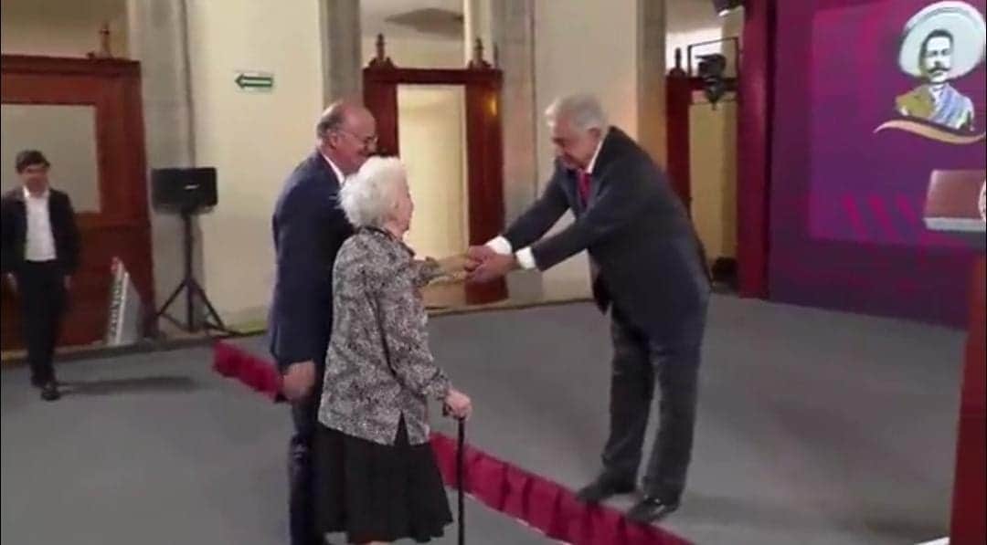 Video: AMLO recibe a activista argentina; en 5 años ha ignorado a madres buscadoras mexicanas