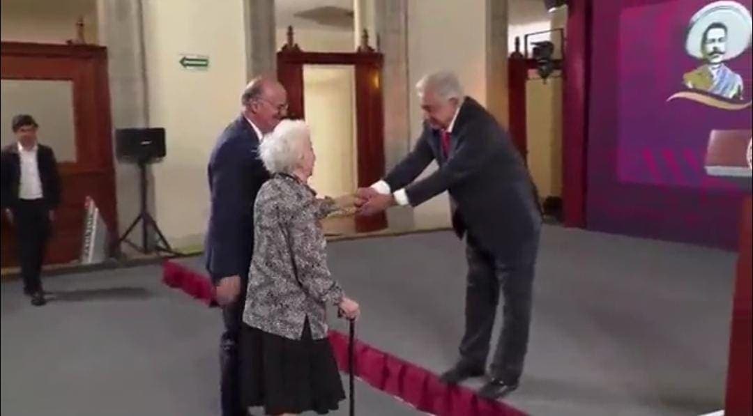 Video: AMLO recibe a activista argentina; en 5 años ha ignorado a madres buscadoras mexicanas