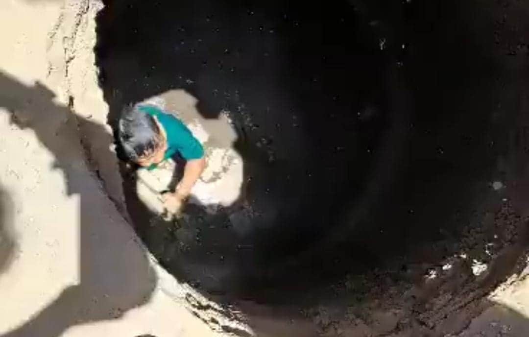 Video: Niño cae en una coladera sin tapa en Puebla; por fortuna fue rescatado