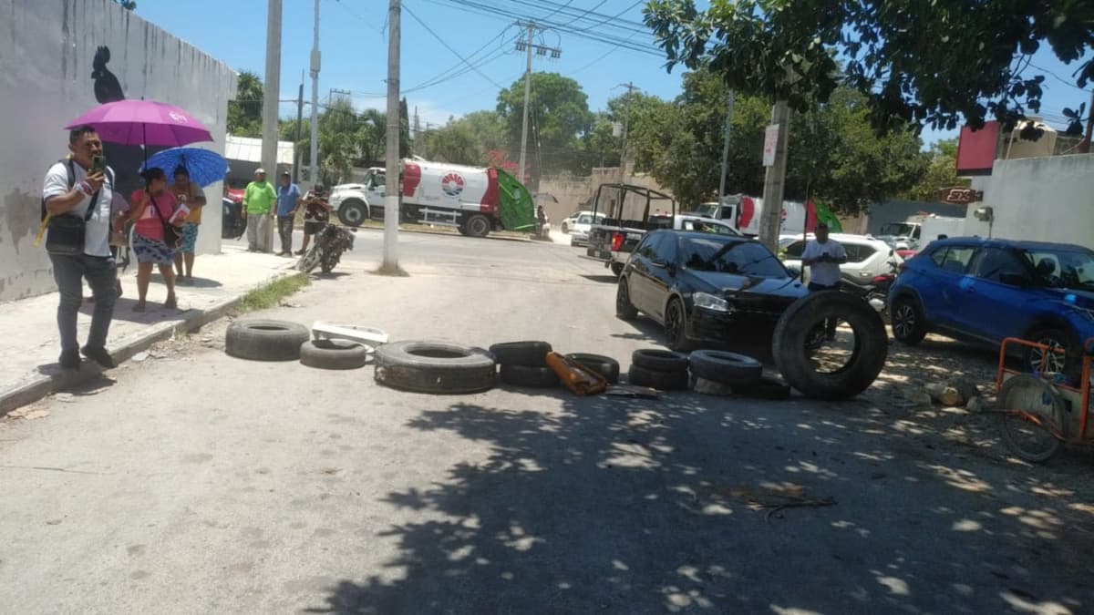 Con llantas y piedras cierran vía al antiguo relleno sanitario de Cancún; vecinos no quieren que se reactive