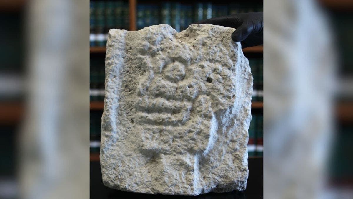 Alemania restituye a México un relieve tallado en roca