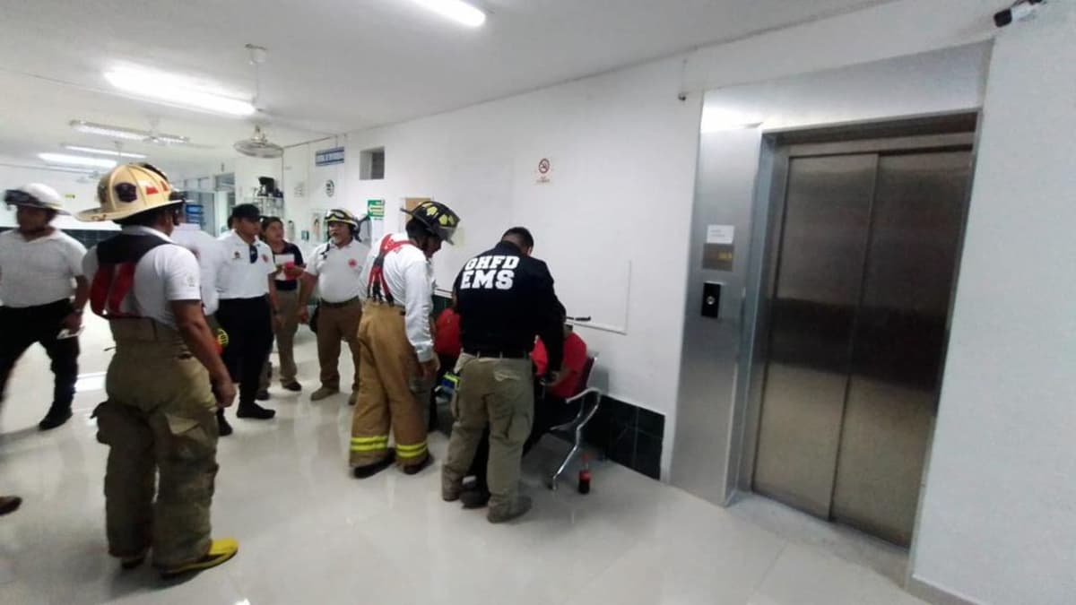 Quedan atrapados paramédicos y paciente en elevador de la clínica Campestre de Chetumal