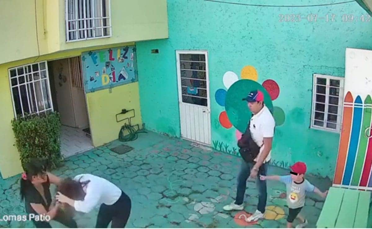 VIDEO: Padres encañonan a maestra frente a menor en Cuautitlán