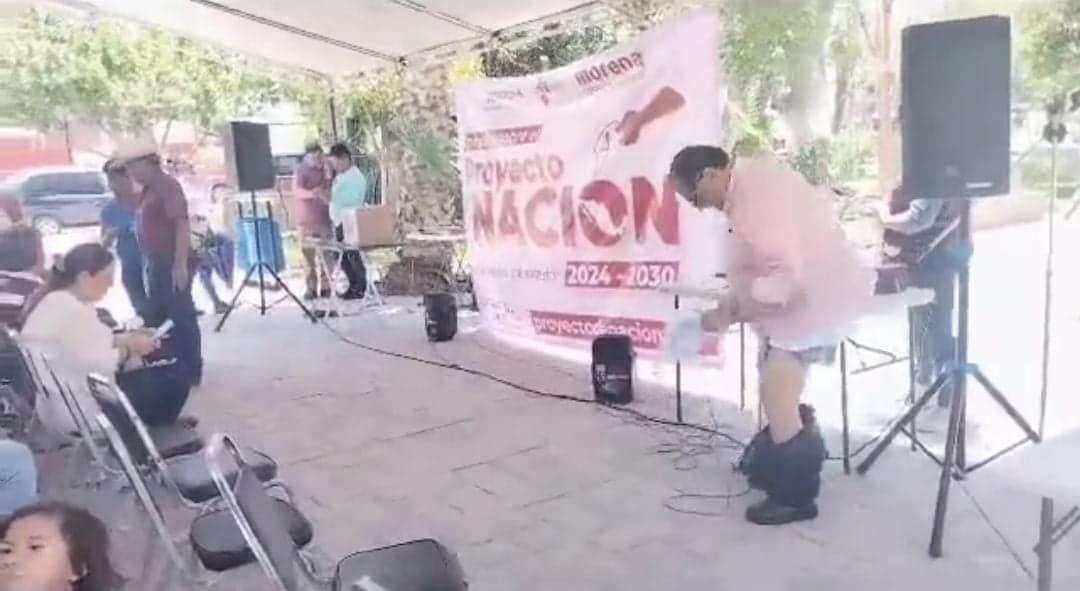 Video: Como en Los Simpson; a diputado de Morena se le caen los pantalones