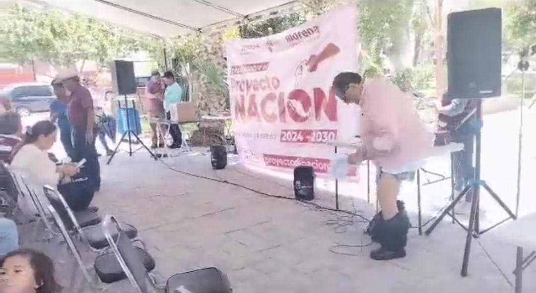 Video: Como en Los Simpson; a diputado de Morena se le caen los pantalones