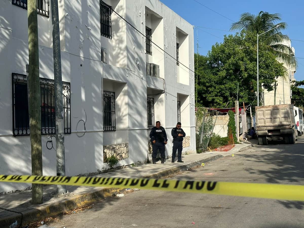 Balean sujetos fachada de una casa en Playa del Carmen; los detienen tras persecución policiaca