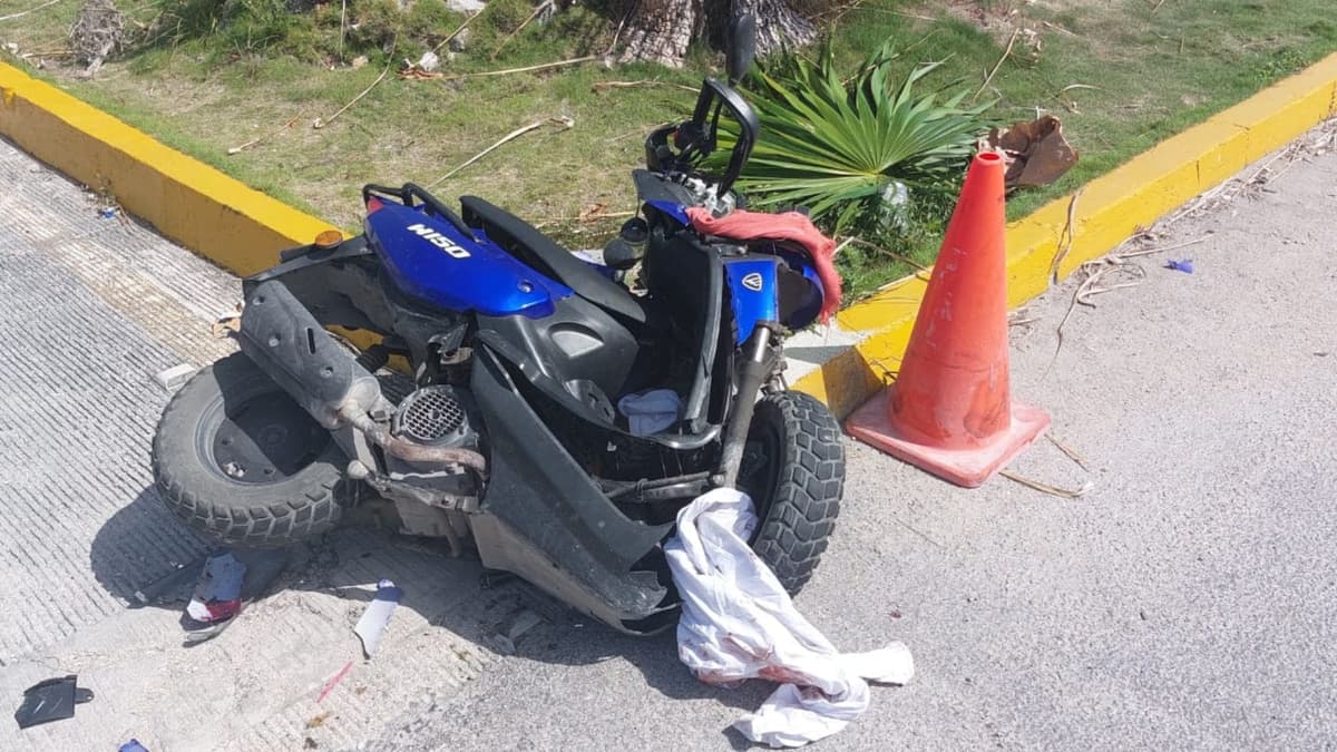Camioneta arrolla a motociclista en el tramo Playa del Carmen-Cancún; queda grave