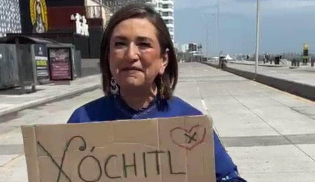 Video: Xóchitl Gálvez se promociona con un pedazo de cartón y critica espectaculares de Sheinbaum