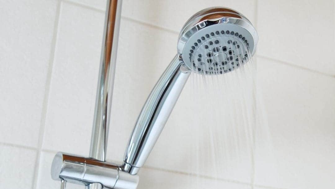 Piden a la gente de Monterrey que no tarde más de 3 minutos en bañarse para ahorrar agua