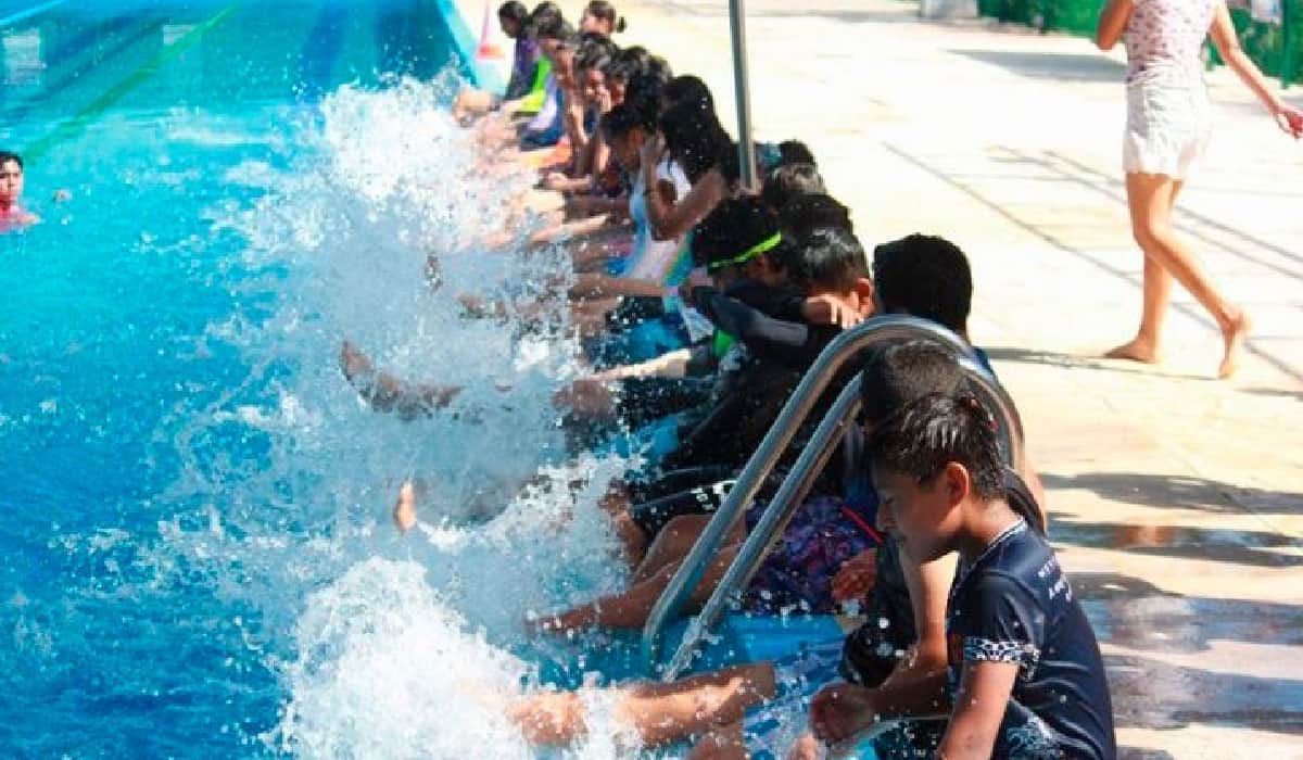 Estudiantes de secundaria conviven y aprenden en la alberca olímpica municipal