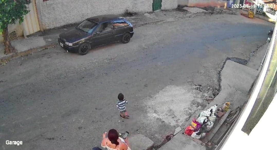 Video: Mujer se distrae con su celular y atropellan a su hijo en Brasil