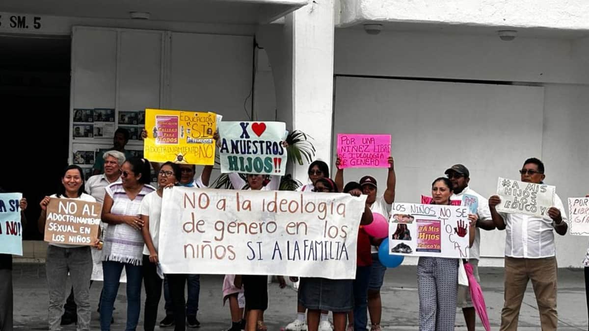 Grupos conservadores protestan en Cancún en rechazo a los libros de texto