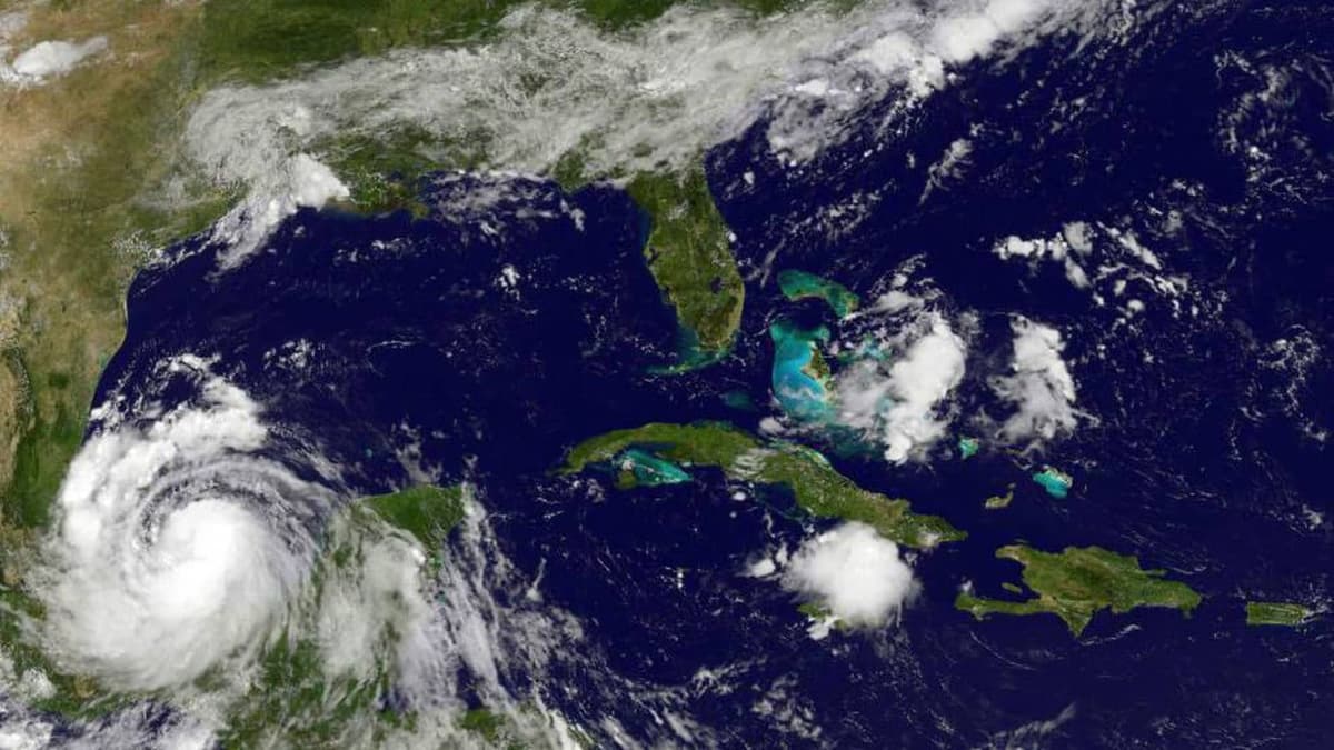 Franklin se convierte en huracán en aguas abiertas del Atlántico